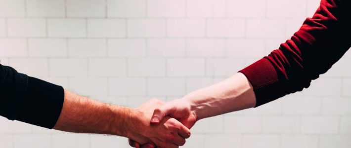 「握手禮」的正確時機與正確方式